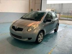 Argento Usata 2007 Toyota Yaris Sol Tre volumi | 3900 € (Buon prezzo)