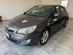 Grigio Usata 2012 Opel Astra Edition Tre volumi | 5990 € (Buon prezzo)