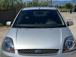 Grigio Usata 2008 Ford Fiesta Due volumi | 2500 € (Buon prezzo)