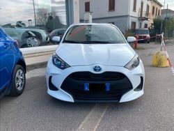 Bianco Usata 2022 Toyota Yaris Hybrid Active Tre volumi | 17.200 € (Buon prezzo)