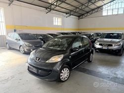 Grigio Usata 2007 Peugeot 107 Due volumi | 2200 € (Buon prezzo)
