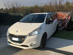 Bianco Usata 2012 Peugeot 208 Due volumi | 3299 € (Buon prezzo)