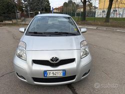 Grigio Usata 2010 Toyota Yaris Sol Tre volumi | 4500 € (Buon prezzo)