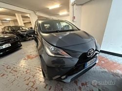 Grigio Usata 2015 Toyota Aygo X-play Due volumi | 8300 € (Buon prezzo)