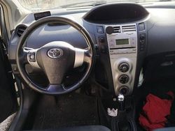 Grigio Usata 2007 Toyota Yaris Tre volumi | 1800 € (Buon prezzo)