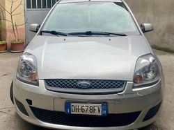 Grigio Usata 2007 Ford Fiesta Tre volumi | 2600 € (Buon prezzo)