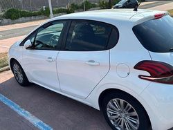 Usata 2016 Peugeot 208 Allure Due volumi | 9500 € (Buon prezzo)