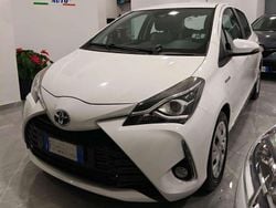 Bianco Usata 2018 Toyota Yaris Hybrid Tre volumi | 10.400 € (Buon prezzo)