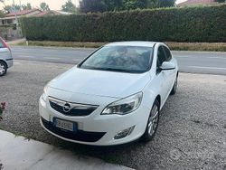 Bianco Usata 2011 Opel Astra Tre volumi | 3500 € (Buon prezzo)