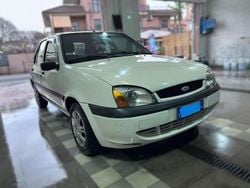 Bianco Usata 2001 Ford Fiesta Zetec Tre volumi | 2000 € (Ottimo prezzo)