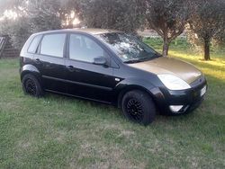 Usata 2005 Ford Fiesta Tre volumi | 2500 €
