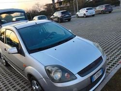 Usata 2006 Ford Fiesta Tre volumi | 2000 € (Buon prezzo)