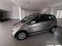 Grigio Usata 2008 Mercedes A180 Elegance Tre volumi | 3000 € (Buon prezzo)
