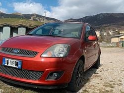 Rosso Usata 2007 Ford Fiesta Due volumi | 2500 € (Buon prezzo)