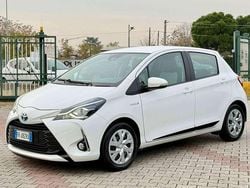 Bianco Usata 2017 Toyota Yaris Hybrid Cool Tre volumi | 10.500 € (Buon prezzo)