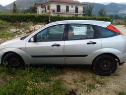 Grigio Usata 2001 Ford Focus Tre volumi | 1200 € (Molto cara)