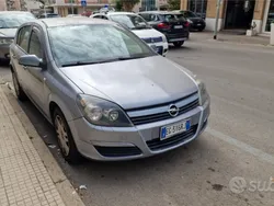 Usata 2005 Opel Astra Tre volumi | 1800 € (Buon prezzo)