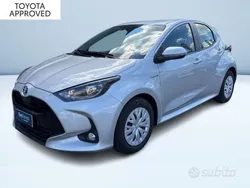 Argento metallizzato Usata 2020 Toyota Yaris Hybrid Active Tre volumi | 16.100 € (Ottimo prezzo)
