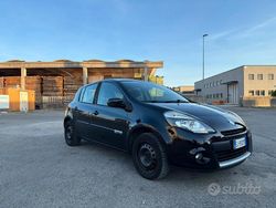 Nero Usata 2011 Renault Clio III Tre volumi | 6000 € (Molto cara)
