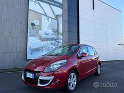 Rosso Usata 2011 Renault Scénic III Luxe Monovolume | 3900 € (Buon prezzo)
