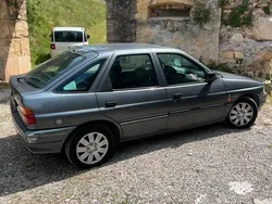 Usata 1992 Ford Escort Ghia Tre volumi | 2000 €