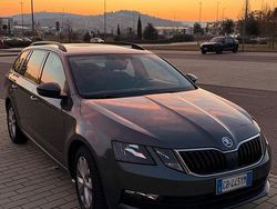 Grigio Usata 2018 Skoda Octavia Executive Station wagon | 9900 € (Buon prezzo)