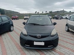 Grigio Usata 2015 Toyota Aygo Due volumi | 6900 € (Buon prezzo)
