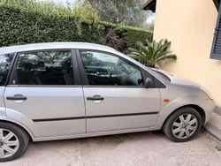 Grigio Usata 2005 Ford Fiesta Ghia Due volumi | 1900 € (Buon prezzo)