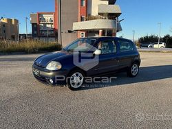 Blu Usata 2001 Renault Clio II Dynamique Due volumi | 1990 € (Buon prezzo)