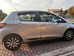 Argento Usata 2017 Toyota Yaris Active Tre volumi | 9000 € (Buon prezzo)