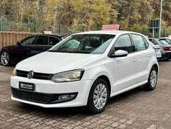 Bianco pastello Usata 2013 VW Polo Comfortline Tre volumi | 6490 € (Buon prezzo)
