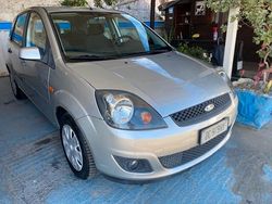 Grigio Usata 2006 Ford Fiesta Ghia Tre volumi | 2800 € (Buon prezzo)