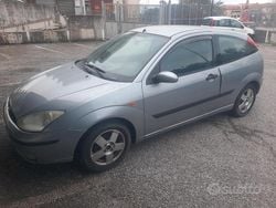 Grigio Usata 2002 Ford Focus Due volumi | 1490 € (Buon prezzo)