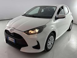 Super white gloss Usata 2025 Toyota Yaris Hybrid Active Tre volumi | 18.900 € (Ottimo prezzo)