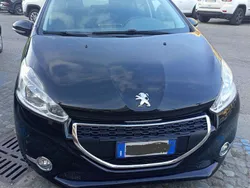 Nero Usata 2014 Peugeot 208 Access Due volumi | 5950 € (Buon prezzo)