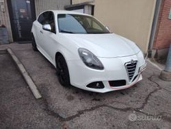 Bianco metallizzato Usata 2012 Alfa Romeo Giulietta Exclusive Tre volumi | 4990 € (Buon prezzo)