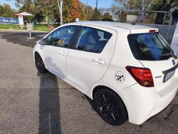 Bianco Usata 2015 Toyota Yaris Hybrid Club Tre volumi | 8000 € (Buon prezzo)