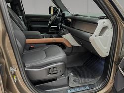 Gondwana stone gloss Usata 2023 Land Rover Defender SE | 71.900 € (Molto cara)