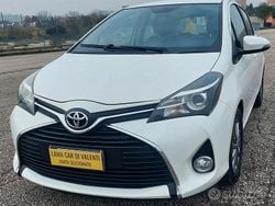 Bianco Usata 2015 Toyota Yaris Tre volumi | 7900 € (Buon prezzo)