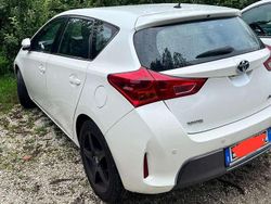Bianco Usata 2013 Toyota Auris Hybrid Lounge Tre volumi | 9500 € (Buon prezzo)
