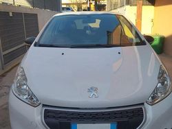 Bianco Usata 2013 Peugeot 208 Due volumi | 6600 € (Buon prezzo)