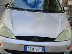 Grigio Usata 2001 Ford Focus Tre volumi | 1100 € (Buon prezzo)