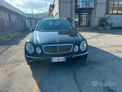 Usata 2005 Mercedes E320 Due volumi | 2500 €