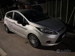 Grigio Usata 2010 Ford Fiesta Tre volumi | 3500 € (Buon prezzo)