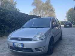 Usata 2004 Ford Fiesta Ambiente Tre volumi | 2900 € (Cara)
