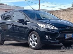 Nero Usata 2010 Ford Fiesta Titanium Tre volumi | 4900 € (Cara)