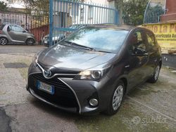 Grigio Usata 2015 Toyota Yaris Hybrid Active Tre volumi | 10.200 € (Buon prezzo)