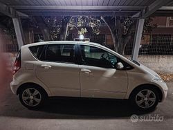 Bianco Usata 2009 Mercedes 180 Tre volumi | 2350 €