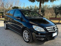 Nero Usata 2010 Mercedes 180 Tre volumi | 4500 €