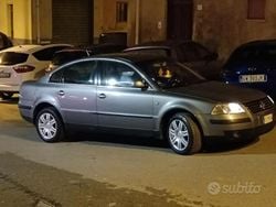 Grigio Usata 2004 VW Passat Comfortline Tre volumi | 1234 € (Buon prezzo)